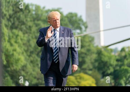 Le président Donald Trump fait un pas en avant en traversant la pelouse sud de la Maison Blanche après avoir débarqué de Marine le dimanche 21 2019 juillet pour terminer son voyage à Bedminster N.J. Banque D'Images
