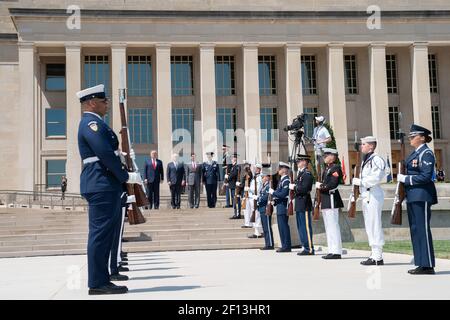 Le président Donald Trump, accompagné du vice-président Mike Pence, assiste à la cérémonie d'honneur du secrétaire à la Défense Esper le jeudi 25 2019 juillet au Pentagone à Arlington, en Virginie Banque D'Images
