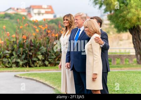 Le président Donald Trump et la première dame Melania Trump arrivent au dîner de travail des dirigeants du G7 et sont accueillis par le président français Emmanuel Macron et sa femme Mme Brigitte Macron le samedi 24 2019 août au Phare de Biarritz, en France. Banque D'Images