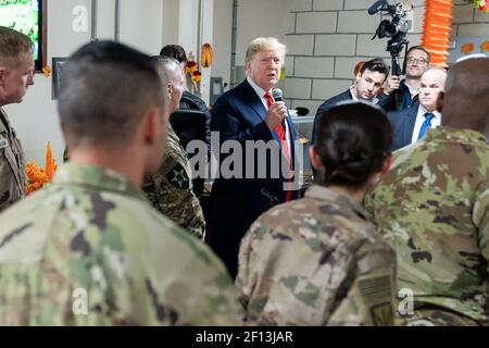 Le président Donald Trump visite les troupes à l'aérodrome de Bagram le jeudi 28 2019 novembre en Afghanistan lors d'une visite surprise pour passer l'action de grâce avec les troupes. Banque D'Images