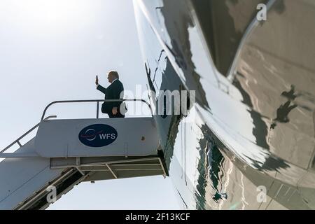 Le président Donald Trump débarque Air Force One à l'aéroport international de Los Angeles à Los Angeles le mardi 17 2019 septembre et est accueilli par des invités et des supporters. Banque D'Images