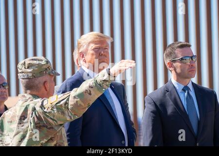 Le président Donald Trump s'est joint à la secrétaire par intérim du département de la sécurité intérieure, Kevin McAleenan le département de la sécurité intérieure parle avec les agents des douanes et de la protection des frontières des États-Unis le long de la zone frontalière d'Otay Mesa le mercredi 18 2019 septembre un quartier le long de la frontière mexicaine à San Diego en Californie. Banque D'Images