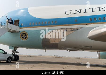 Le président Donald Trump fait des vagues et reconnaît la foule le long de la ligne de vol alors qu'il monte à bord de la Air Force One à l'aéroport de Sacramento McClelland à McClelland Park Calif. Lundi 14 2020 septembre en route vers l'aéroport international de Phoenix Sky Harbor à Phoenix. Banque D'Images