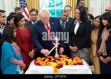 Le président Donald Trump est accompagné par des invités lorsqu'il participe au festival Diwali des lumières cérémonielles de la Diya jeudi 24 2019 octobre dans le Bureau ovale de la Maison Blanche. Banque D'Images