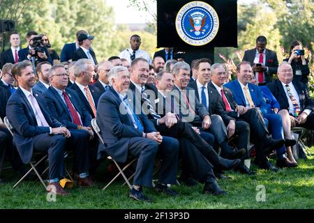 Invités et législateurs écoutent le président Donald Trump à prononcer son allocution à l'occasion de la célébration de la championne de la coupe Stanley, St. Louis Blues, le mardi 15 2019 octobre 2019, dans le jardin des roses de la Maison Blanche. Banque D'Images