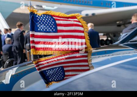 Le président Donald Trump est accueilli alors qu'il débarque Air Force One à la base de réserve mixte de fort Worth, au Texas, le jeudi 17 2019 octobre, et est accueilli par des représentants du gouvernement du Texas et des invités. Banque D'Images