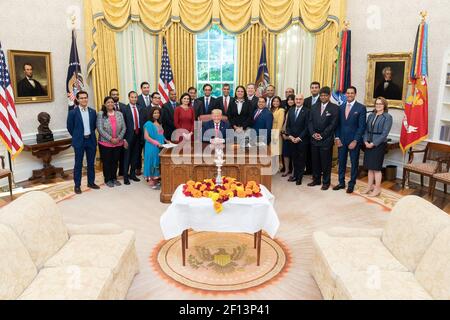 Le président Donald Trump est accompagné par des invités lorsqu'il participe au festival Diwali des lumières cérémonielles de la Diya jeudi 24 2019 octobre dans le Bureau ovale de la Maison Blanche. Banque D'Images