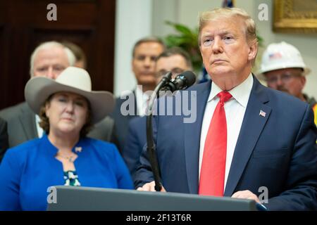 Le président Donald Trump écoute la question d'un journaliste après son annonce des modifications proposées aux règlements de la National Environmental Policy Act (NEPA) jeudi 9 2020 janvier dans la salle Roosevelt de la Maison Blanche. Banque D'Images