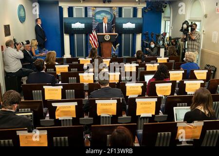 Le Président Donald Trump écoute une question de reporteur lors d'une conférence de presse tenue le mardi 4 2020 août dans la salle d'information de la presse James S. Brady de la Maison Blanche. Banque D'Images