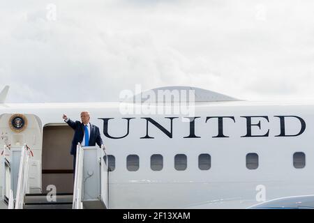 Le président Donald Trump reconnaît les encouragements de la foule alors qu'il monte à bord de la Air Force One à l'aéroport Pitt-Greenville, en Caroline du Nord Jeudi 15 2020 octobre en route vers l'aéroport international de Miami à Miami. Banque D'Images