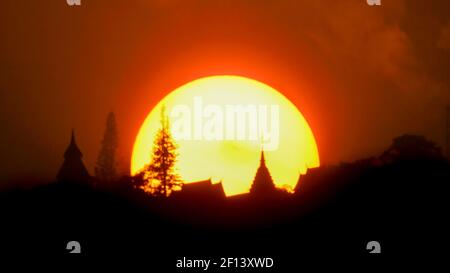 Couchers de soleil à Wat Phra que Doi Suthep est une destination touristique majeure de Chiang Mai, Thaïlande. Banque D'Images