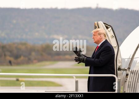 Le président Donald Trump applaudit la foule et les gestes avec une pompe poing alors qu'il débarque Air Force un samedi 31 2020 octobre à son arrivée à l'aéroport régional de Reading en Pennsylvanie. Le deuxième des 4 arrêts du président Trump en Pennsylvanie. Banque D'Images