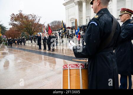 Le président Donald Trump le vice-président Mike Pence le secrétaire aux anciens combattants Robert Wilkie et le général de division Omar Jones le mercredi 11 2020 novembre assistent à la célébration de la Journée nationale des anciens combattants au cimetière national d'Arlington, à Arlington, en Virginie Banque D'Images