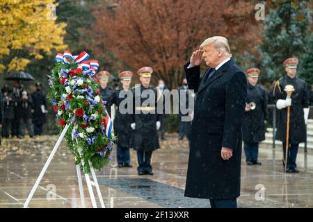 Le Président Donald Trump salue le mercredi 11 2020 novembre lors des cérémonies de la Journée nationale des anciens combattants au cimetière national d'Arlington, à Arlington, en Virginie Banque D'Images