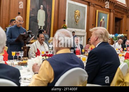 Le président Donald Trump écoute les discours du président indien RAM Nath Kovind mardi soir 25 2020 février lors d'un dîner d'État au palais de Rashtrapati Bhavan Presidehntial en l'honneur de la visite du président Trump et de la première dame Melania Trump en Inde. Banque D'Images