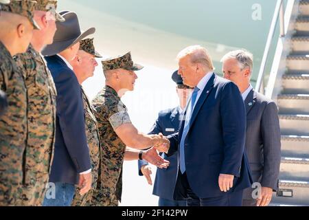 Le président Donald Trump, accompagné du nouveau conseiller à la sécurité nationale de la Maison-Blanche, Robert C. O'Brien, est accueilli par des militaires et des invités à son arrivée à la Marine corps Air Station Miramar le mercredi 18 2019 septembre à San Diego en Californie. Banque D'Images