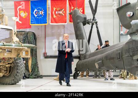 Le président Donald Trump arrive devant les troupes américaines jeudi novembre 28 2019 Bagram Airfield Afghanistan Banque D'Images