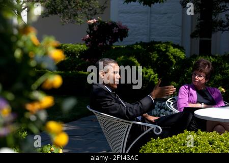 Le président Barack Obama rencontre des cadres supérieurs dans le jardin des roses de la Maison Blanche, le 9 mai 2011. La conseillère principale, Valerie Jarrett, est vue à droite Banque D'Images