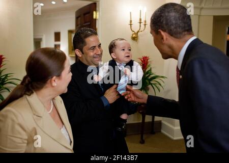 Le président Barack Obama salue la famille de Diego Diaz, enfant à faire un voeu, qui n'a pas été photographié avant leur visite au bureau ovale le 23 2011 juin. Banque D'Images