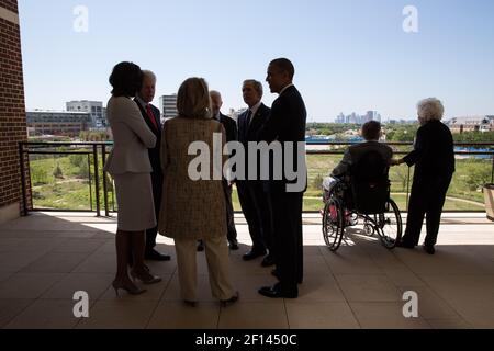 Le président Barack Obama et la première dame Michelle Obama discutent avec les anciens présidents et les premières dames avant un déjeuner à la bibliothèque présidentielle et au musée George W. Bush le 25 avril 2013. De gauche à droite : Bill Clinton, Hillary Rodham Clinton, Jimmy carter et George W. Bush. George H.W. Bush et Barbara Bush parlent à droite Banque D'Images