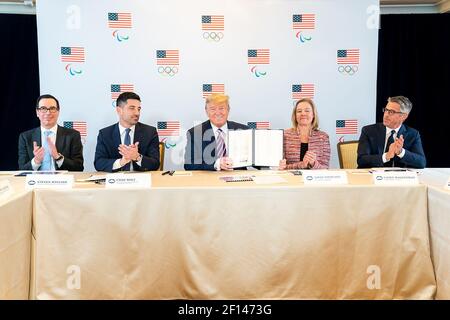 Le président Donald Trump affiche sa signature après la signature d'un document promettant au gouvernement des États-Unis de soutenir les Jeux olympiques d'été de 2028 à Los Angeles lors d'un briefing avec le Comité olympique et paralympique des États-Unis et les organisateurs DE LA 2028, le mardi 18 2020 février, au montage Beverly Hills à Beverly Hills Calif. Banque D'Images