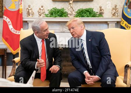 Le président Donald Trump participe à une réunion bilatérale avec le premier ministre israélien Benjamin Netanyahu le lundi 27 2020 janvier dans le bureau ovale de la Maison Blanche. Banque D'Images