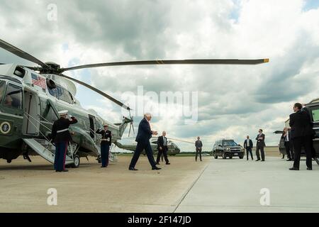 Le président Donald Trump débarque Marine One dans la zone d'atterrissage du comté de Sandusky, en Ohio, le jeudi 6 2020 août et part en route vers l'usine de fabrication de Whirlpool Corporation, à Clyde, en Ohio. Banque D'Images