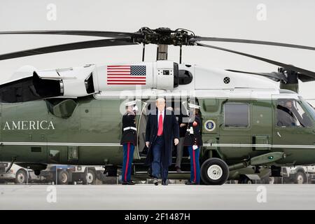 Le président Donald Trump débarque Marine One à l'aéroport international de Valley à Harlingen, au Texas, le mardi 12 2021 janvier et embarque à bord de Air Force One en route vers la base conjointe Andrews, au Maryland Banque D'Images