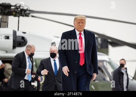 Le président Donald Trump débarque Marine One à l'aéroport international de Valley à Harlingen, au Texas, le mardi 12 2021 janvier et embarque à bord de Air Force One en route vers la base conjointe Andrews, au Maryland Banque D'Images