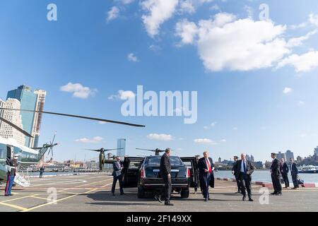 Le président Donald Trump monte à bord de Marine One le dimanche 3 2019 novembre à la zone d'atterrissage de Wall Street à New York. Banque D'Images