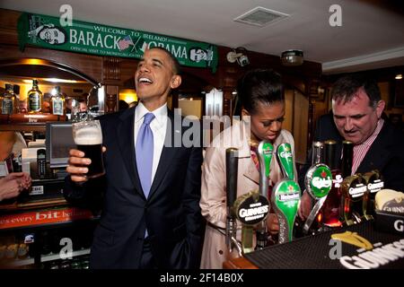 Le président Barack Obama s'entretient avec les amateurs de pub alors que la première dame Michelle Obama dessine une pinte au pub Ollie Hayes à Moneygall Irlande le 23 2011 mai. Banque D'Images