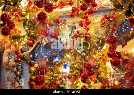 Détail des marchandises à vendre dans un magasin, Hanoi, Vietnam. Décorations de Noël. Banque D'Images