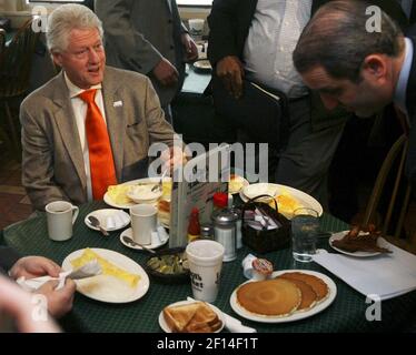 L'ancien président Bill Clinton prend le petit-déjeuner, mardi matin, le 22 janvier 2008, au Lizard's Thicket de Columbia, en Caroline du Sud, où Clinton faisait campagne pour sa femme Hillary. (Photo de Jeff Blake/The State/MCT/Sipa USA)