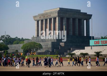 Les gens font la queue pour visiter le grand mausolée d'Ho Chi Minh, la place Ba Dinh, Hanoi, Vietnam Banque D'Images