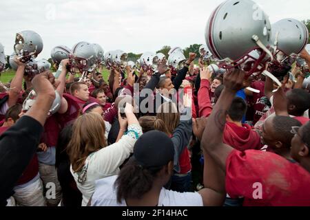 Le président Barack Obama est en tête de l'équipe de football de la Follette Landers lors d'une escale inopinante à l'école secondaire de la Follette à Madison, dans le Wisconsin, le 28 septembre 2010. Banque D'Images