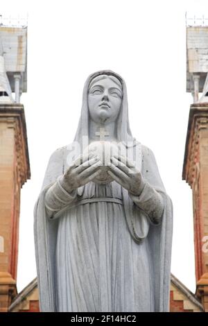 Cathédrale notre-Dame Basilique de Saigon, officiellement Cathédrale Basilique notre-Dame de l'Immaculée conception, Ho Chi Minh ville, Vietnam. La statue en granit de la Vierge Marie a été faite à Rome et installée en 1959. Banque D'Images