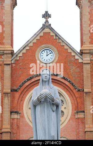 Cathédrale notre-Dame Basilique de Saigon, officiellement Cathédrale Basilique notre-Dame de l'Immaculée conception, Ho Chi Minh ville, Vietnam. La statue en granit de la Vierge Marie a été faite à Rome et installée en 1959. Banque D'Images