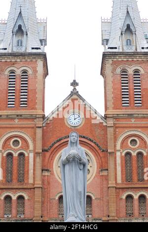 Cathédrale notre-Dame Basilique de Saigon, officiellement Cathédrale Basilique notre-Dame de l'Immaculée conception, Ho Chi Minh ville, Vietnam. La statue en granit de la Vierge Marie a été faite à Rome et installée en 1959. Banque D'Images