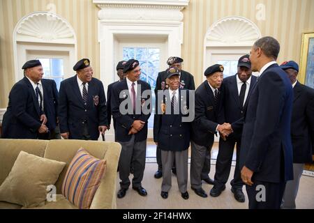 Le président Barack Obama salue les anciens combattants de la 2e Compagnie d'infanterie des Rangers (Airborne) dans le Bureau ovale, le 27 février 2013 Banque D'Images