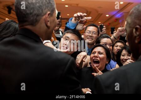 Le résident de Barack Obama accueille les personnes présentes dans le public après avoir prononcé le discours d'ouverture du 18e dîner de gala annuel de l'Institut asiatique d'études du Congrès américain du Pacifique, à Washington D.C., le 8 2012 mai. Banque D'Images