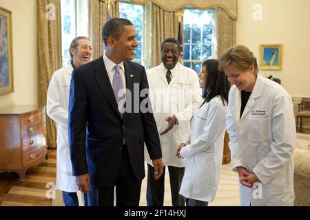 Le président Barack Obama rit avec des médecins de tout le pays dans le Bureau ovale, le 5 octobre 2009, avant un événement de réforme de l'assurance maladie à la Maison Blanche à Washington, D.C. Banque D'Images