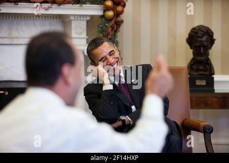 Le président Barack Obama se moque de Luis Gutierrez, démocrate-Illinois, lors d'une réunion avec des membres du caucus hispanique du Congrès dans le Bureau ovale, le 21 décembre 2010 Banque D'Images