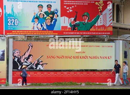 Panneaux d'affichage socialistes érigés dans le réseau Ho Chi Minh ville, Vietnam. Piétons Banque D'Images