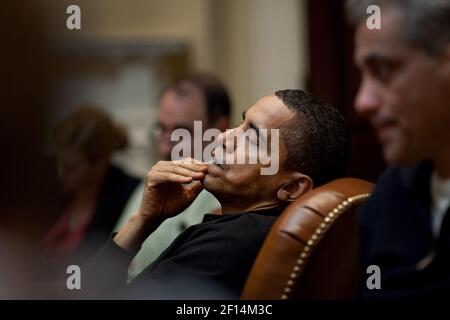 Le président Obama réfléchit lors d'une réunion économique avec des conseillers dans la salle Roosevelt. Il est assis entre le conseiller principal David Axelrod et le chef d'état-major Rahm Emanuel Right. 3/15/09. Banque D'Images