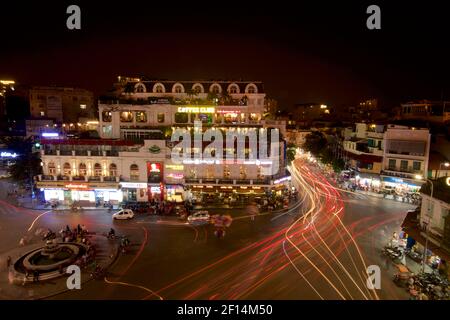 Dong Kinh Nghia Thuc Square, Hanoï, Vietnam. La nuit avec les feux de circulation. Banque D'Images