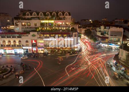 Dong Kinh Nghia Thuc Square, Hanoï, Vietnam. La nuit avec les feux de circulation. Banque D'Images