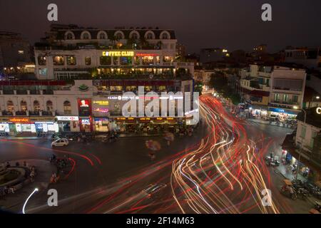 Dong Kinh Nghia Thuc Square, Hanoï, Vietnam. La nuit avec les feux de circulation. Banque D'Images