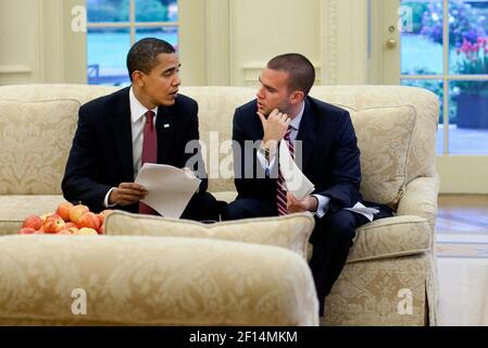 Le président Barack Obama rencontre Jon Favreau, directeur de Speechwriting dans le Bureau ovale, pour revoir un discours prononcé le 14 avril 2009 Banque D'Images