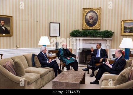 Le président Barack Obama et le président afghan Hamid Karzaï participent à une réunion bilatérale dans le Bureau ovale, le 11 janvier 2013. M. Rangin Dadfar Spanta, conseiller à la sécurité nationale en Afghanistan, à gauche, et Tom Donilon, conseiller à la sécurité nationale, assistent à la réunion Banque D'Images