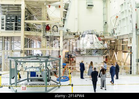 Le président Donald Trump et la première dame Melania Trump rejoints par le vice-président Mike Pence la deuxième dame Karen Pence et les dirigeants de la NASA et de Lockheed Martin participent à une tournée des capsules Orion le mercredi 27 2020 mai au bâtiment de soutien opérationnel du Centre spatial Kennedy à Cape Canaveral Fla Banque D'Images